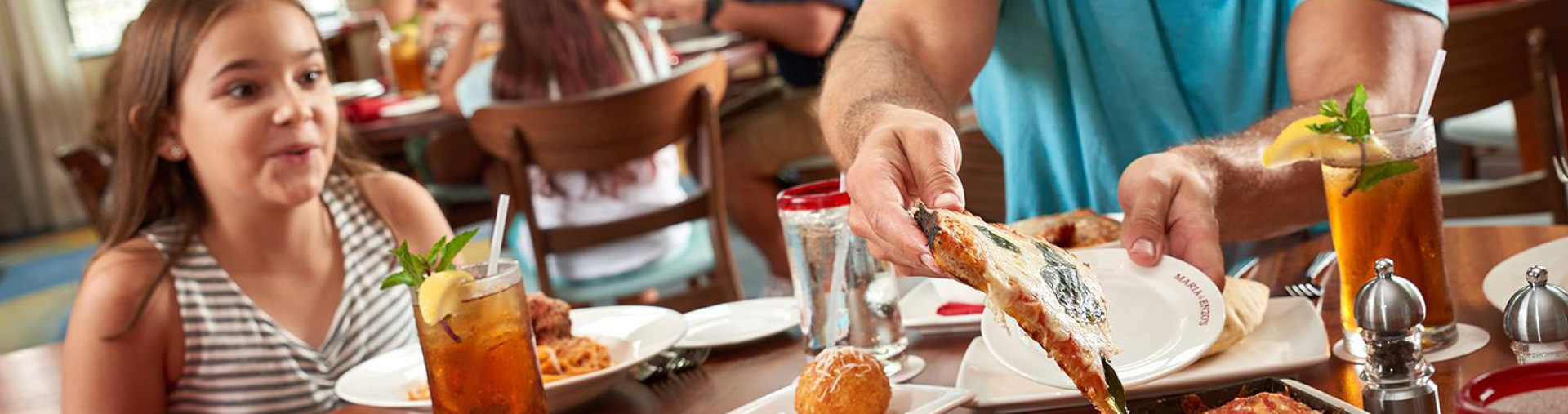 Family sharing pizza | Group Dining Venues, Orlando Florida